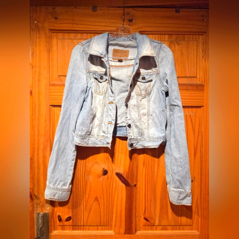 Hollister Women’s Distressed Cropped Denim Jacket – Size Large